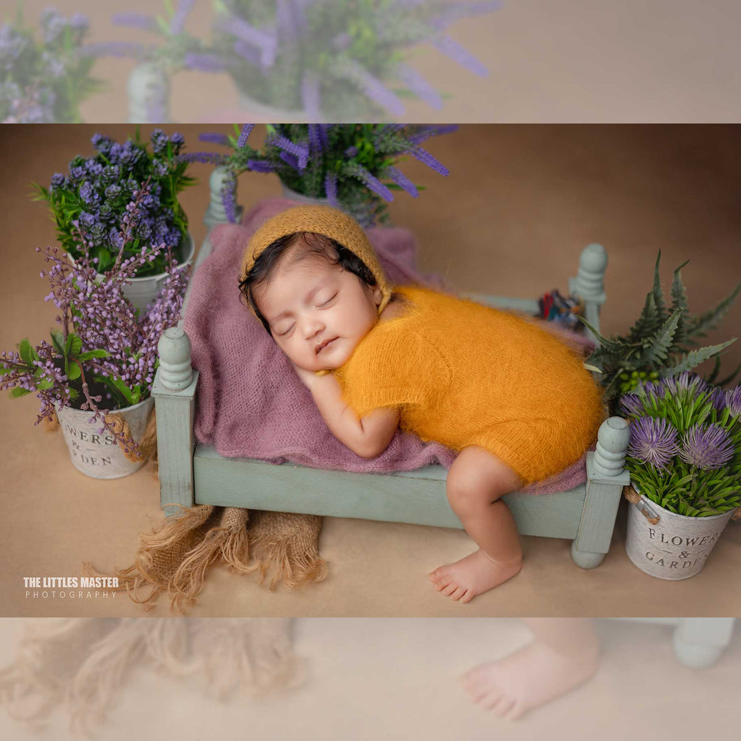 Royal Antique Bed : Baby Props