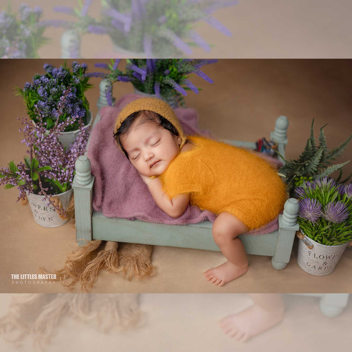 Royal Antique Bed : Baby Props