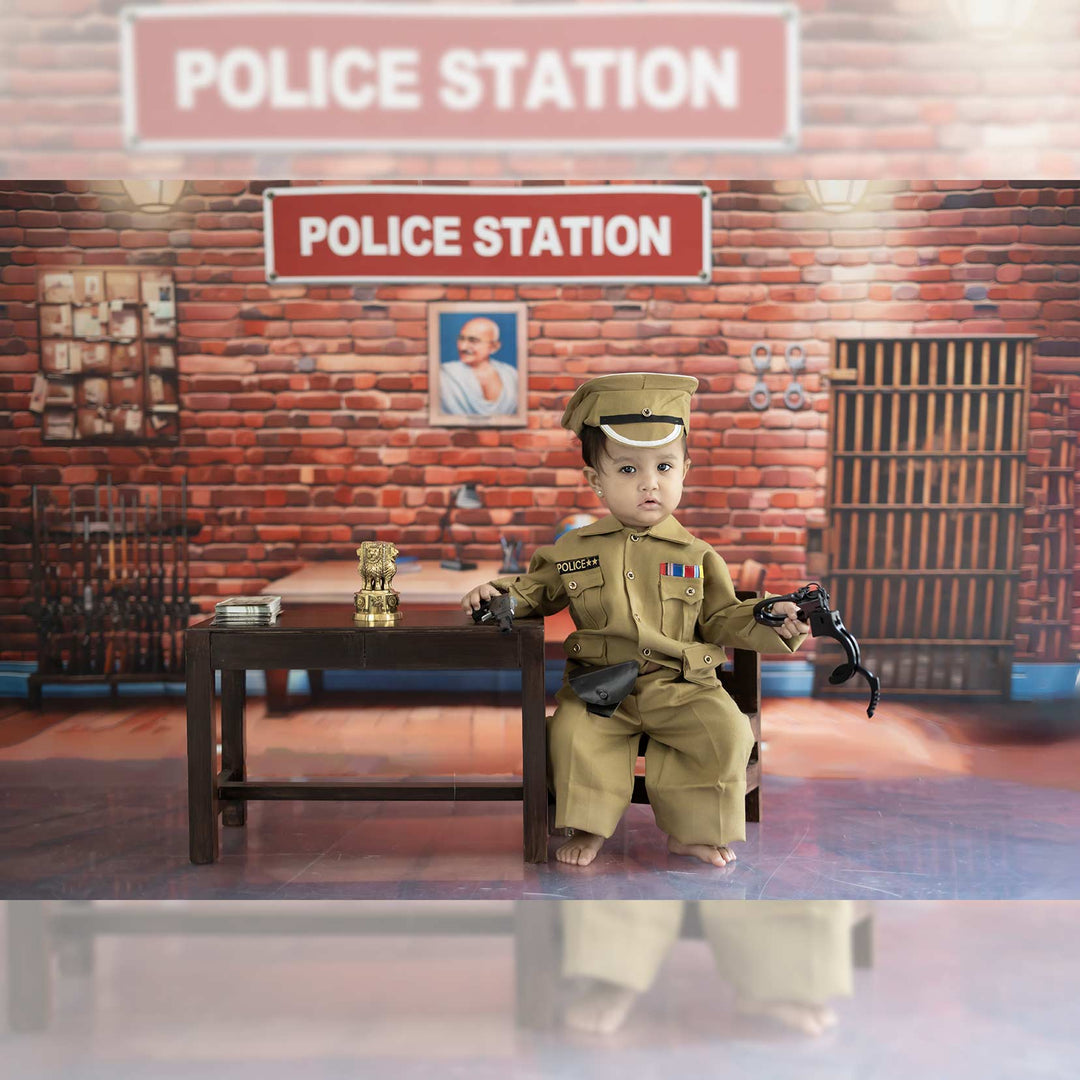 Set of 1 Table and Chair ( Minimal & Retro Style ) : Baby Props