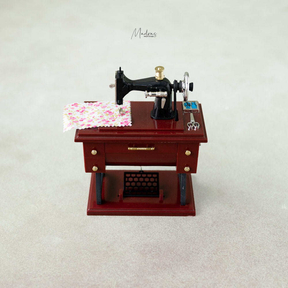 Sewing Machine : Baby Props