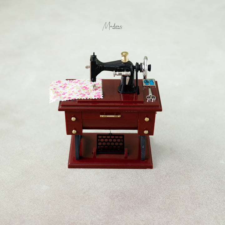 Sewing Machine : Baby Props