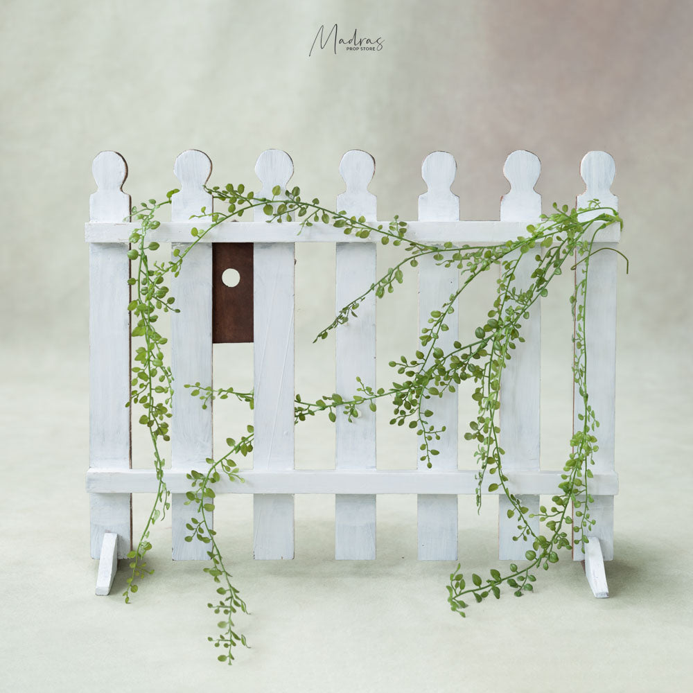 2 in 1 Fence with a tree-house : Baby Props