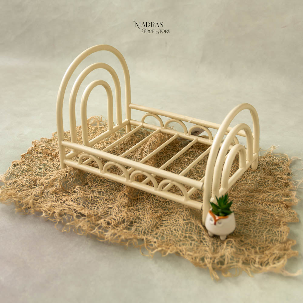 Rainbow Bed In Metal : Baby Props