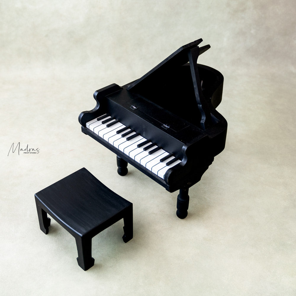 Baby Grand Piano With Chair V0.1 : Baby Props