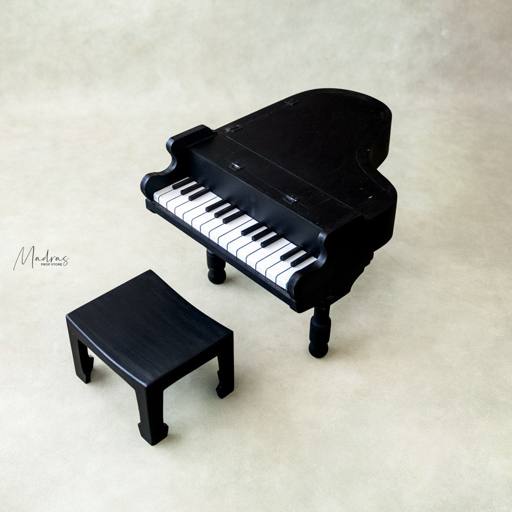 Baby Grand Piano With Chair V0.1 : Baby Props