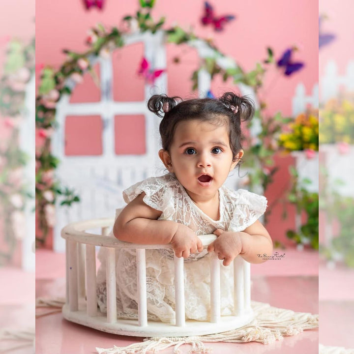 Oval Crib : Baby Props