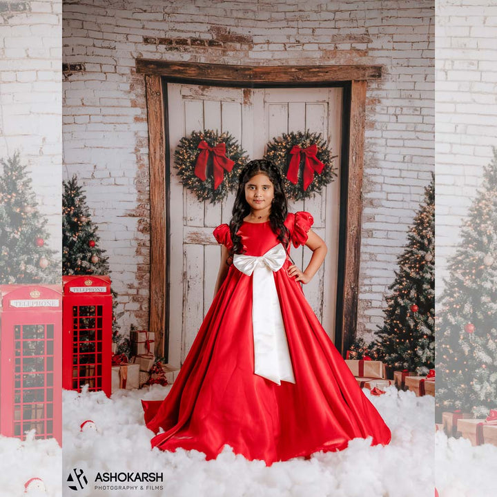 Rustic Wreath Door : Maternity Backdrops