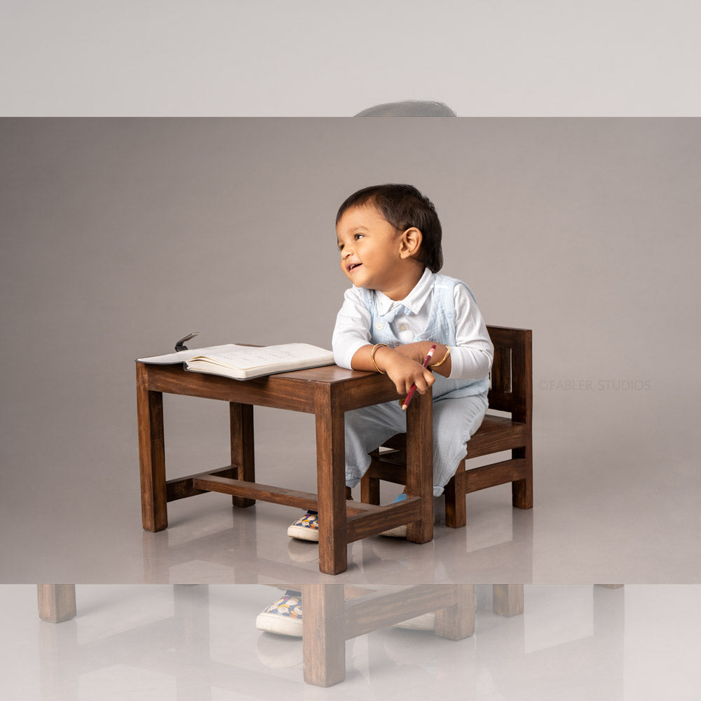 Set of 1 Table and Chair ( Minimal & Retro Style ) : Baby Props